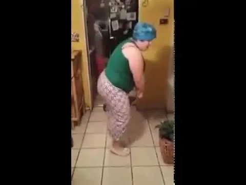 Mi Mama bailando a Caballito de palo (Original) - YouTube