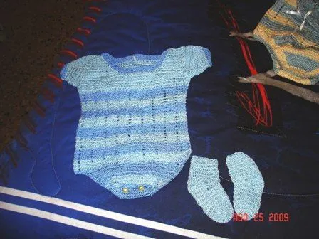 Mamelucos para bebé tejidos a crochet - Imagui