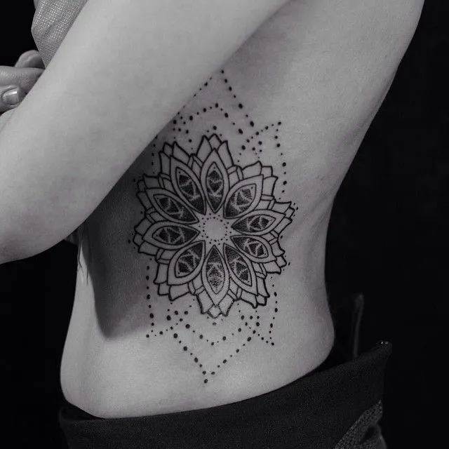 Mandala Flor y Puntos - Tatuajes para Mujeres