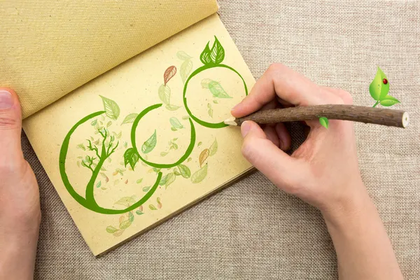 De la mano con lápiz de tronco de árbol dibujo ilustración eco ...