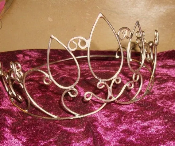 Hecho a mano Rapunzel alambre arte corona por WickedlyWired en Etsy Hecho a mano Rapunzel alambre arte corona por WickedlyWired en Etsy