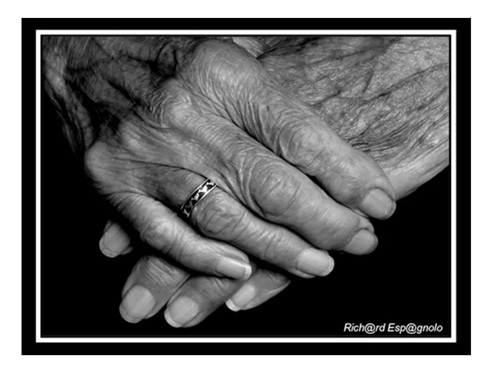 Las manos de mi madre huelen a tierra húmeda, a surcos inundados de ... Las manos de mi madre huelen a tierra húmeda, a surcos inundados de ...