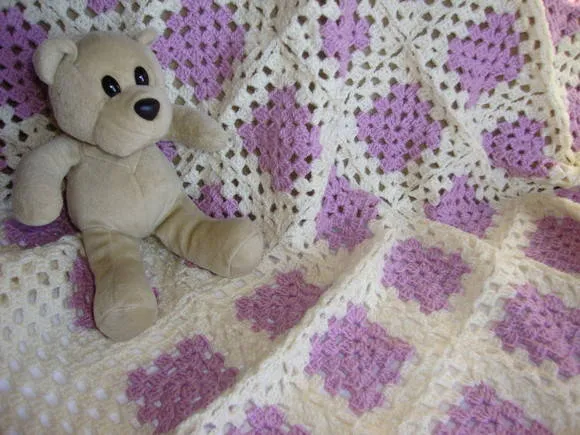 Manta crochê bebê lilás e creme | Vanilla Cat Crafts | Elo7