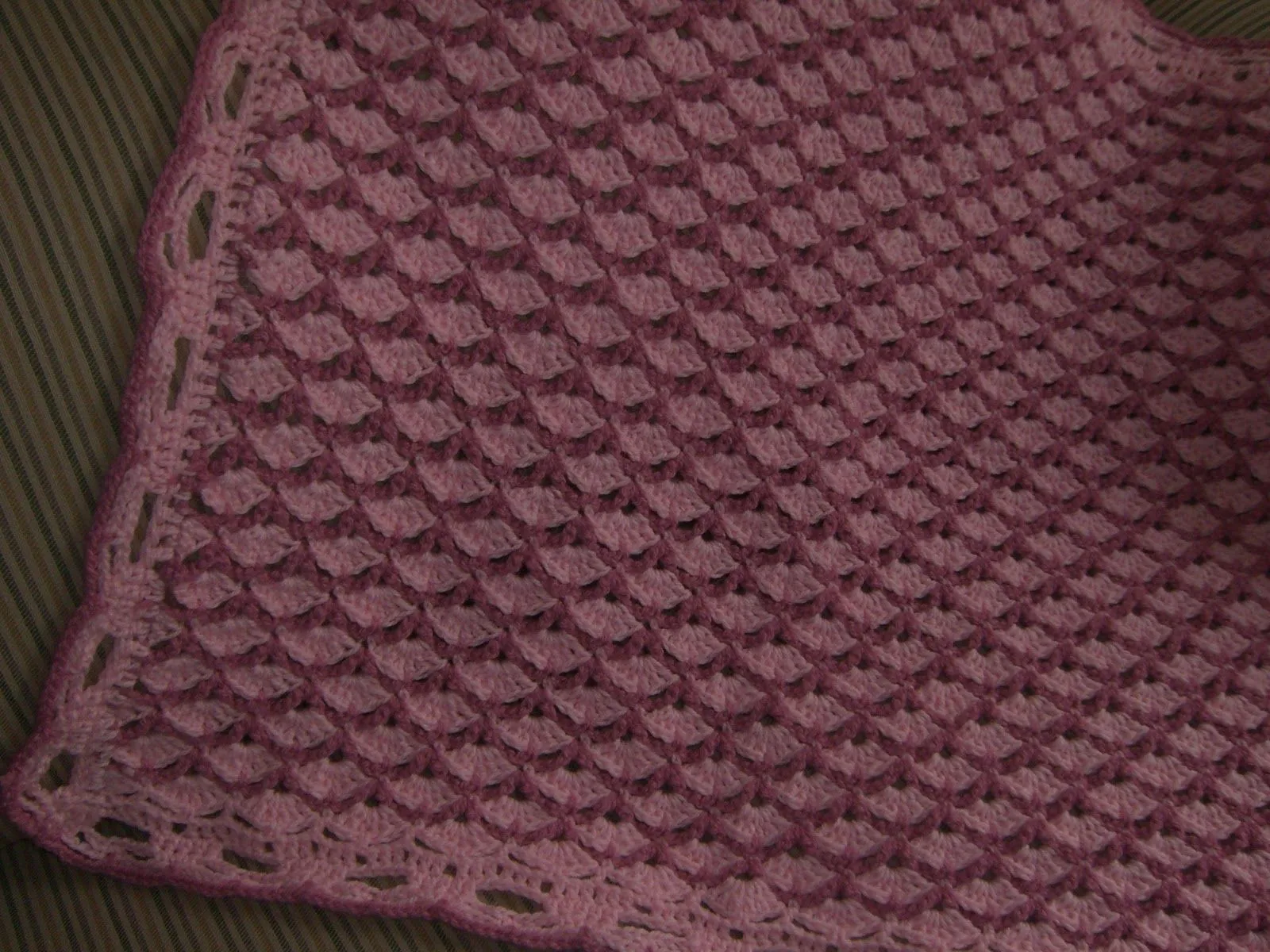 Crochet y dos agujas AracneAtenea: Una bella mantita para Bebe