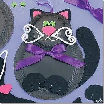 Manualidad Gato negro con plato de cartón - Jugar y colorear