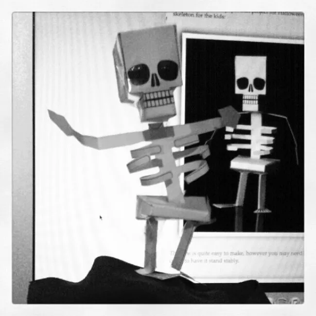 Manualidad para Halloween: un esqueleto recortable lleno de huesitos