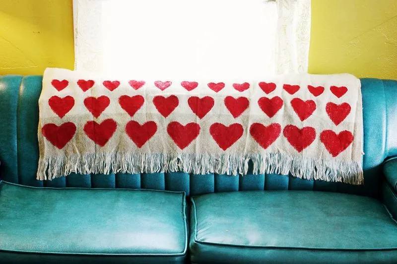Regalos manuales de amor: Manta con corazones DIY