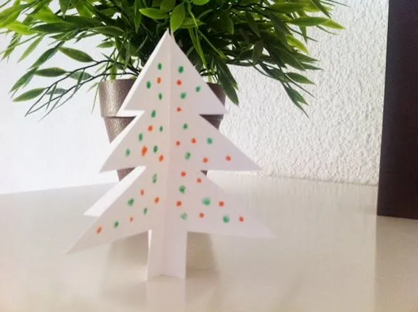 Manualidades: Cómo hacer un árbol para Navidad de cartón