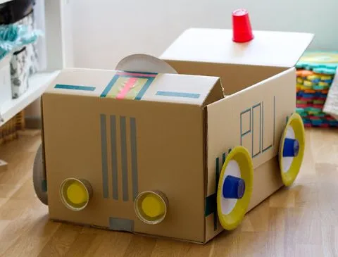 Como hacer un carro con cajas de carton - Imagui