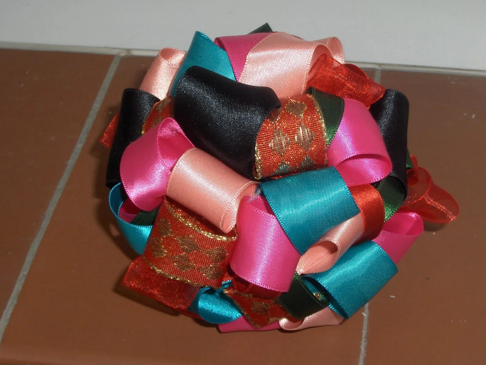 manualidades diversas: Bola de Navidad en cintas de raso manualidades diversas: Bola de Navidad en cintas de raso