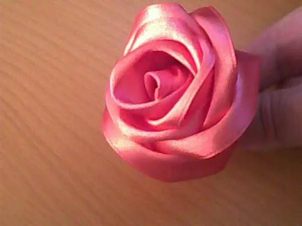 MANUALIDADES Y MUCHO MAS ...: ROSA DE CINTA DE RASO MANUALIDADES Y MUCHO MAS ...: ROSA DE CINTA DE RASO
