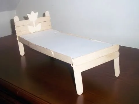 Manualidades para muñecas: Cómo hacer una cama con palitos de ...