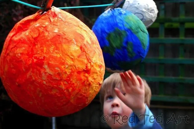 Manualidades con niños: cómo hacer el sistema solar con papel maché