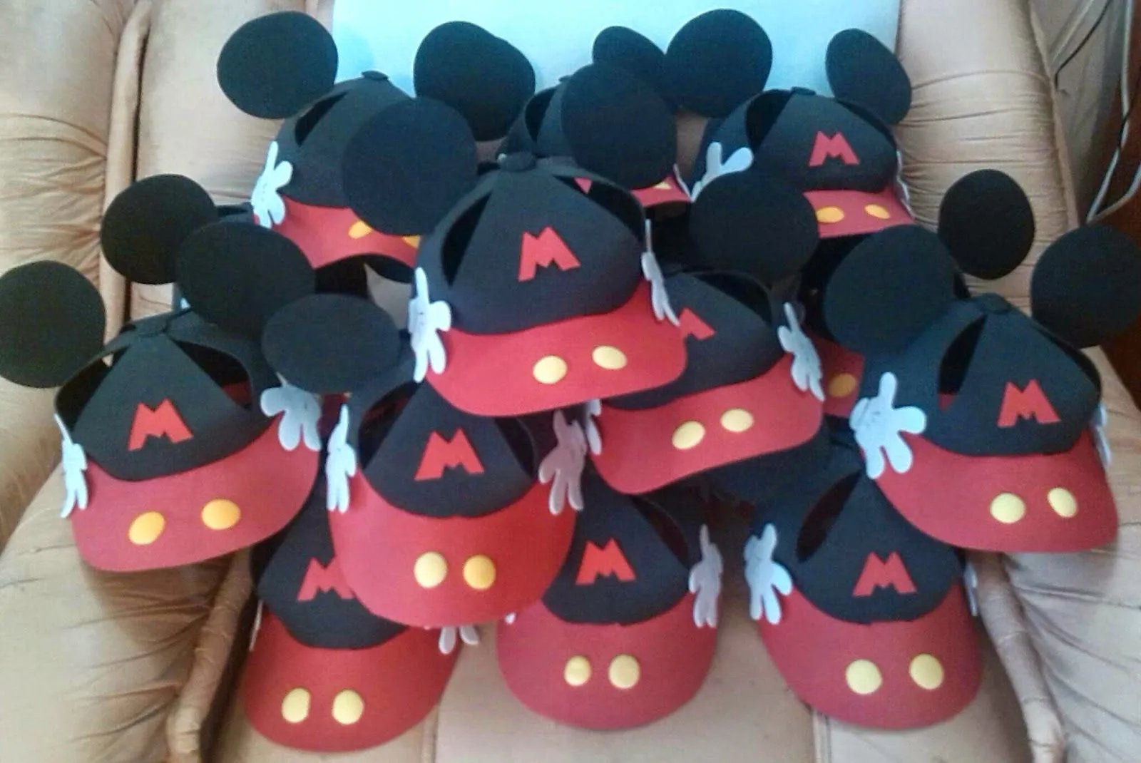 Manualidades TiendasOff: Gorras Mickey Mouse en foami