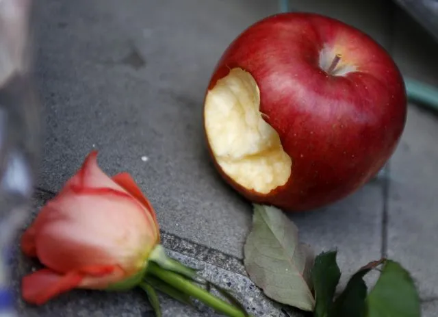 Una manzana mordida y una rosa, en recuerdo a Steve Jobs | Qué.es