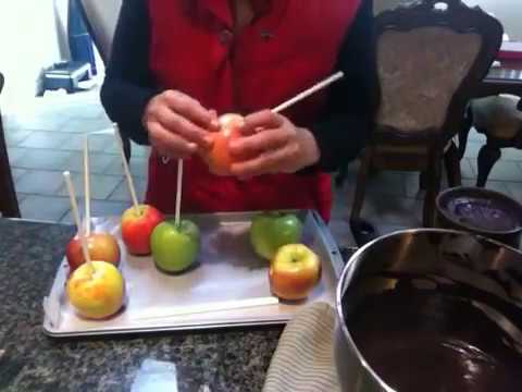 Manzanas bañadas en chocolate y decoradas - YouTube