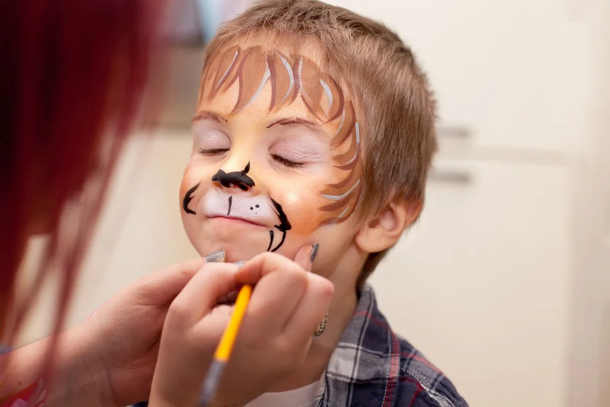 Maquillaje para niños: qué debes tener en cuenta a la hora de comprarlo y  utilizarlo de forma segura
