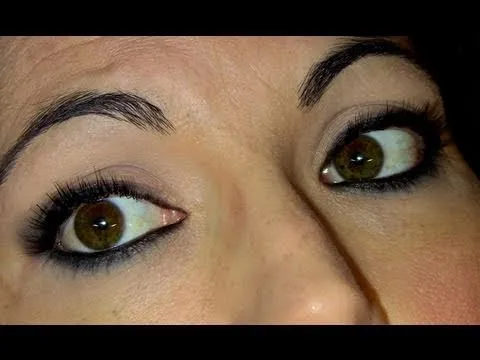 Maquillaje de ojos ahumados sencillo con lápiz negro - YouTube