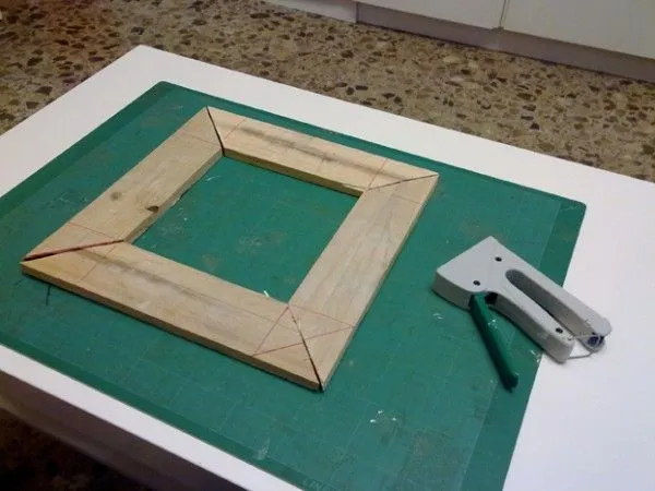 Como hacer un marco de fotos con maderas de pales