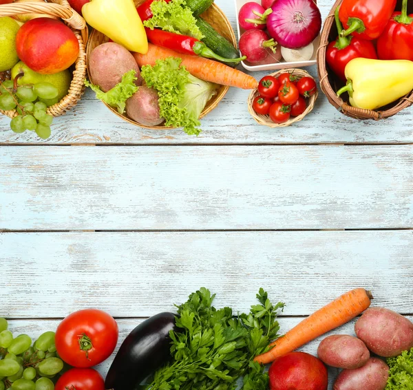 marco de verano con verduras orgánicas frescas y frutas sobre ...