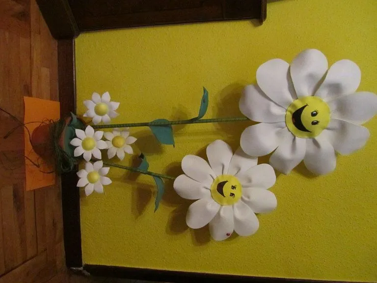 Flores de goma eva con caritas - Imagui