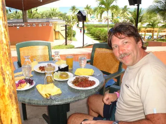 Mi marido almorzando en la parte de afuera del Panamai: fotografía ...