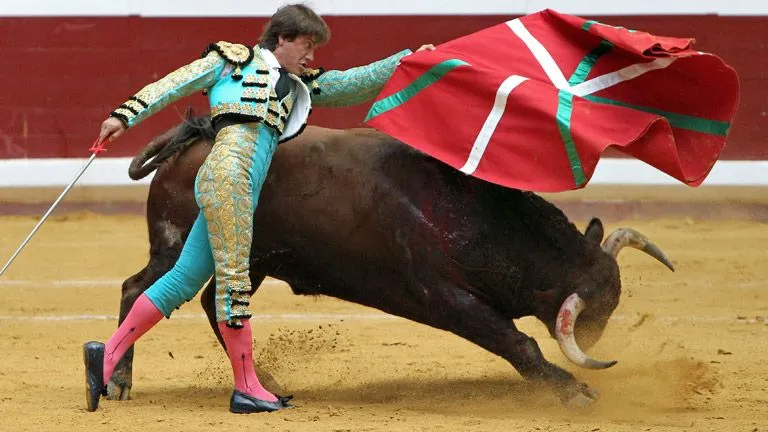 El matador sevillano Antonio Barrera sorprende al salir a torear ...