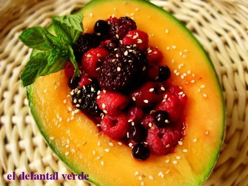 MELÓN RELLENO DE FRUTOS DEL BOSQUE | el delantal verde MELÓN RELLENO DE FRUTOS DEL BOSQUE | el delantal verde