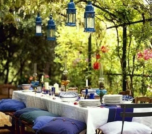 Una mesa buffet para reunirse y disfrutar del verano