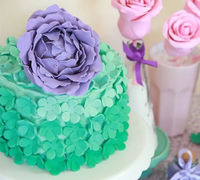 Mesa dulce de cumpleaños violeta y verde agua | Dulce sentimiento