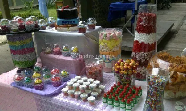 Mesa de dulces en boda de Lua Candy Party | Fotos