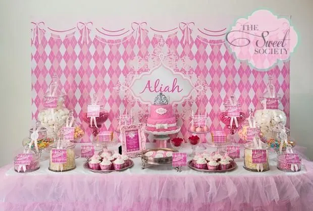 Una mesa de dulces para una fiesta princesa / A really pink sweet ...