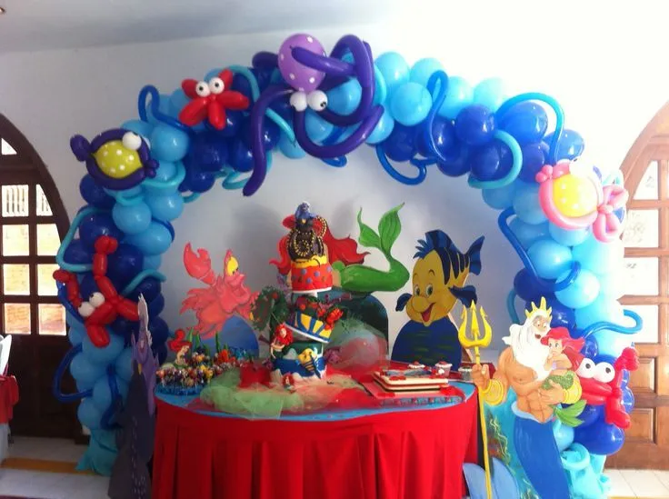 Mesa de fantasía decorada con globos y ambientada - Tema Marino ...
