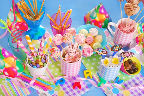 Mesa de fiesta de cumpleaños con dulces para los niños — Foto ...