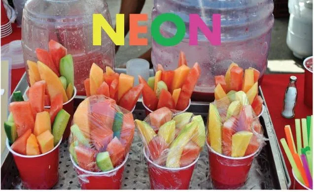 Mesa de frutas. | Fiesta Neón para adolescentes. | Pinterest