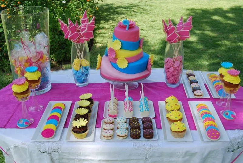 Mesa multicolor de dulces decorados | Divinas Tartas