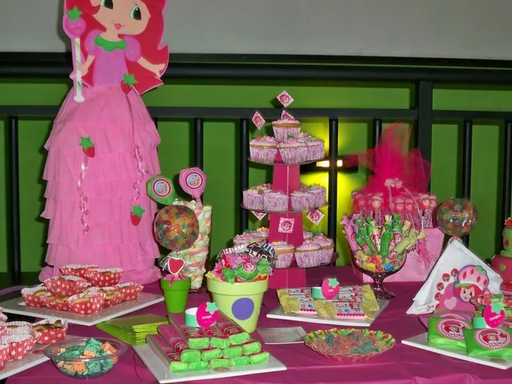 Mesa Tematica Frutillina: Piñata, Banderin, torta, cupcales ...
