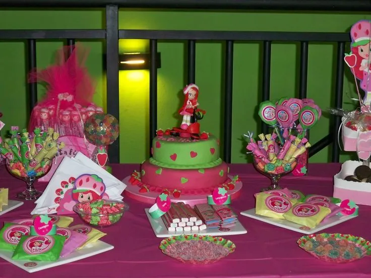Mesa Tematica Frutillina: torta, cupcales, topiarios, golosinas ...