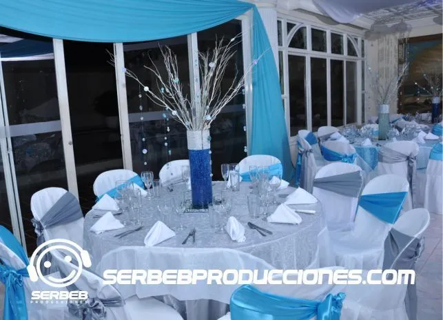 Mesas decoradas para 10 Invitados | 15 Años Plateado con Azul ...