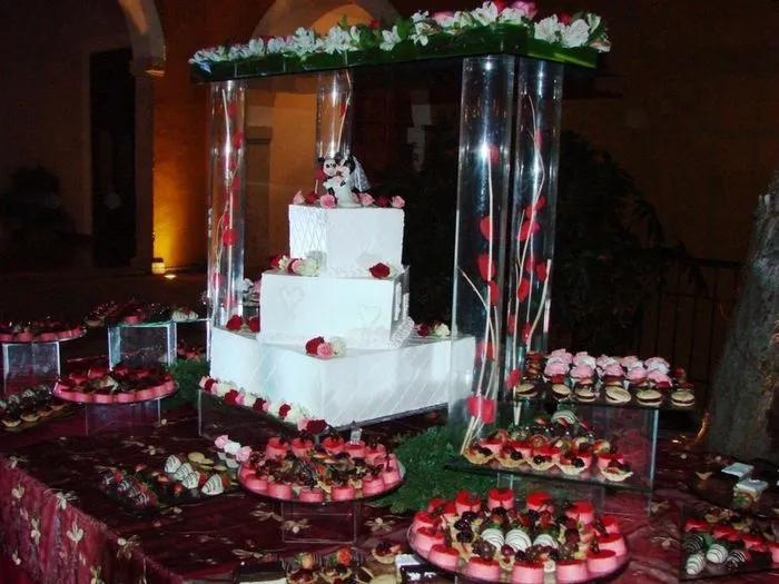 Mesa de postres para boda con fuente de chocolate - Imagui