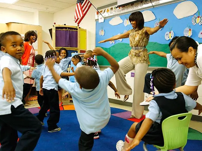 Michelle Obama da clase de baile a niños de kínder | Excélsior
