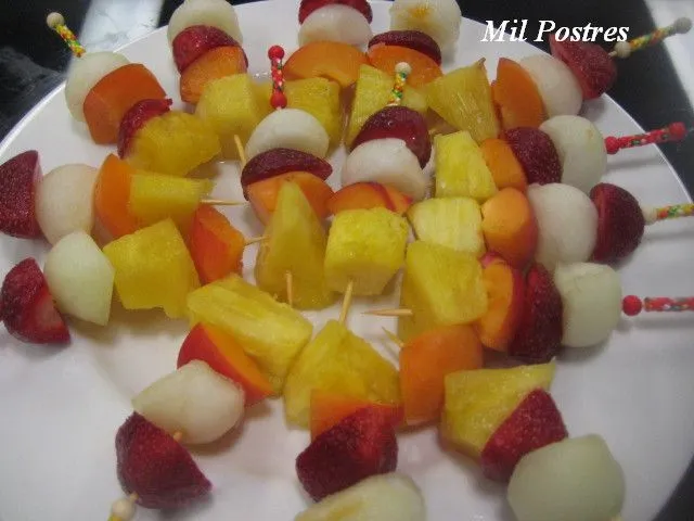 MIL POSTRES: Platos de colores: Brochetas de frutas con salsa de ...
