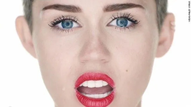 Miley Cyrus se desnuda en su más reciente video | CNNEspañol.com