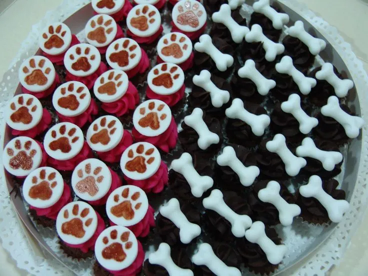 Mini cupcakes huesos y huellas de perros. | Cupcakes | Pinterest ...