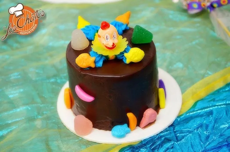 Mini pastel de chocolate con payasito | Día del Niño | Pinterest ...