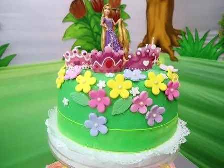 Mini Torta de Rapunzel | Mini Torta de vainilla forrada en m ...