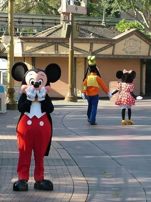 Minnie-Mouse-Is-Cheating-Mickey-Mouse-With-Goofy | Funny disney ...