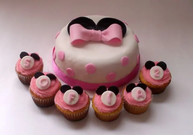 Torta y cupcakes a juego tema Minnie Mouse. Torta de vainilla decorada ...