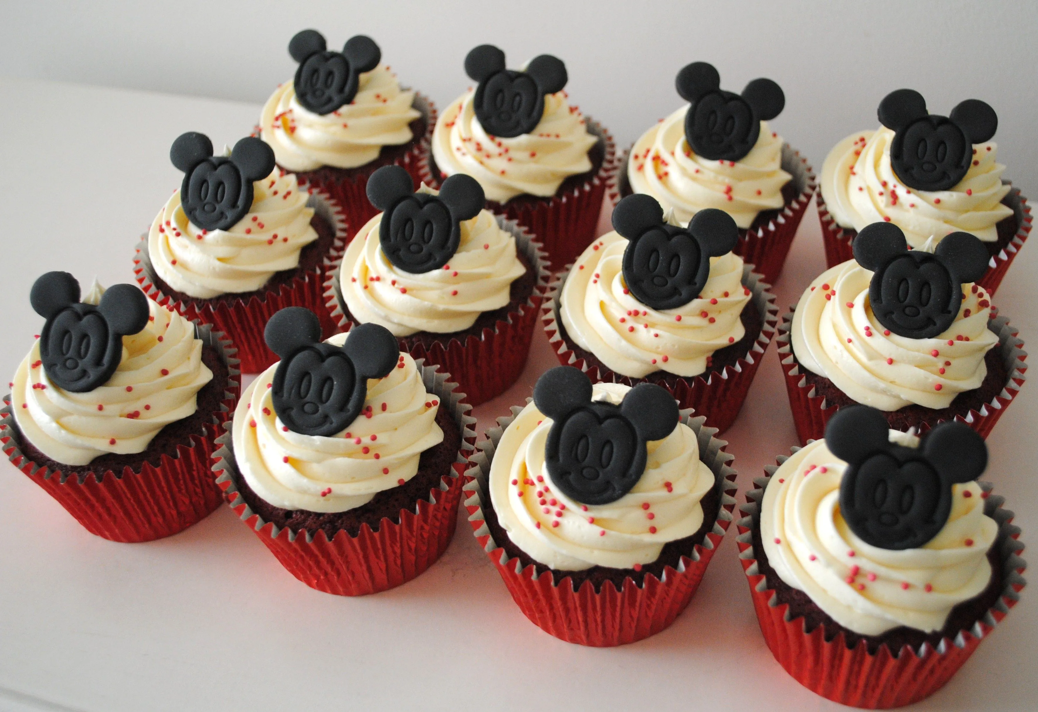 Miss Cupcakes» Blog Archive » Mickey Mouse giant cupcake cake
