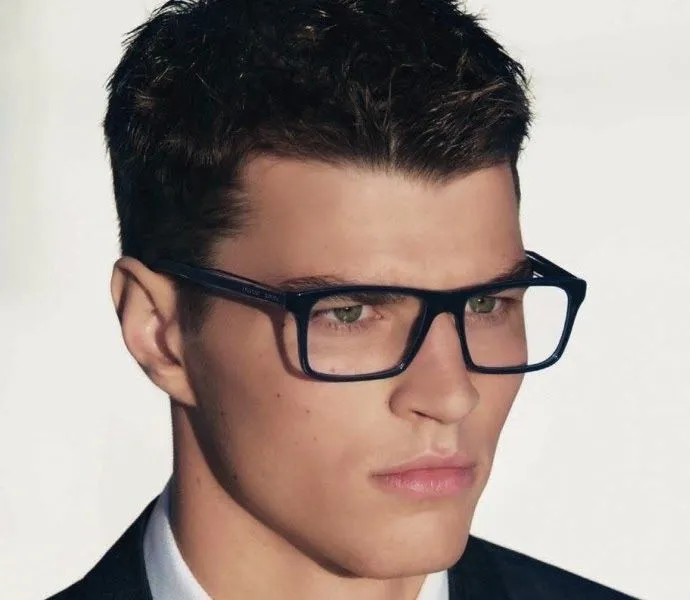 Moda Cabellos: Peinados para hombres con lentes